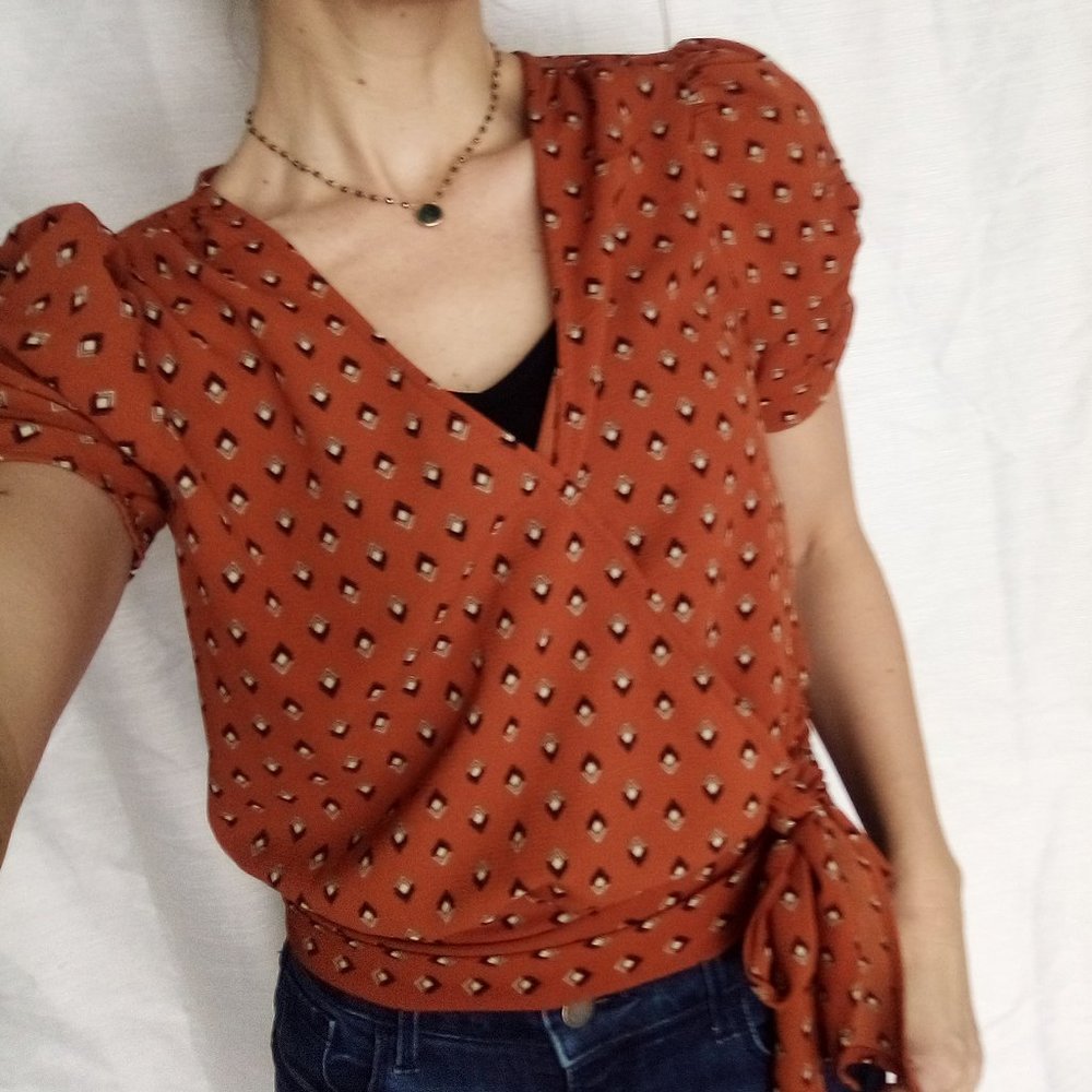 Puffed sleeved wrap top